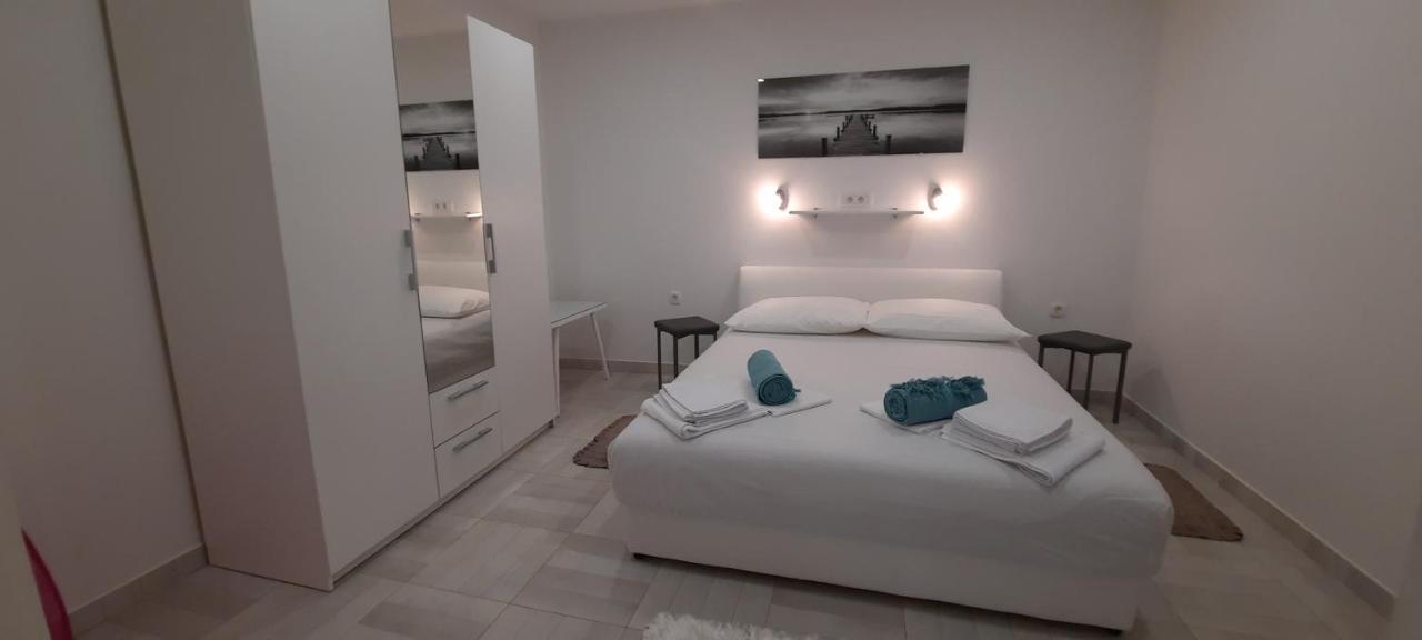 Apartments Suho Komiža Екстериор снимка