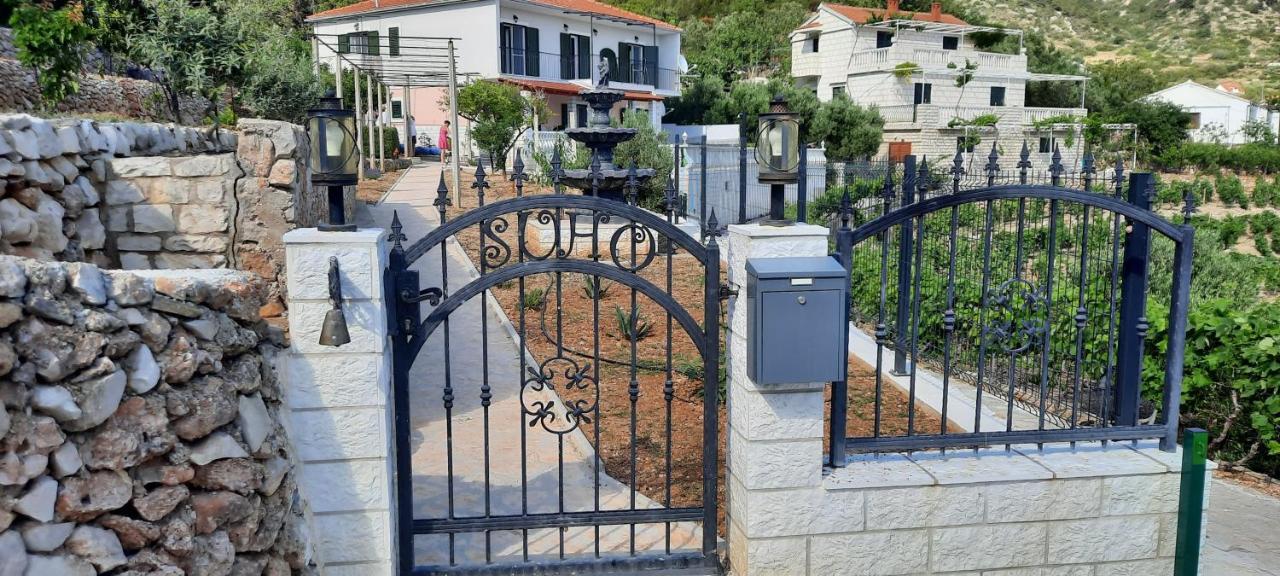 Apartments Suho Komiža Екстериор снимка